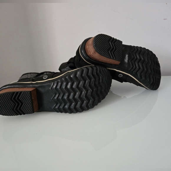 SOREL leather lace up slimboot in black and grey. SIZE 7 - Picture 8 of 13